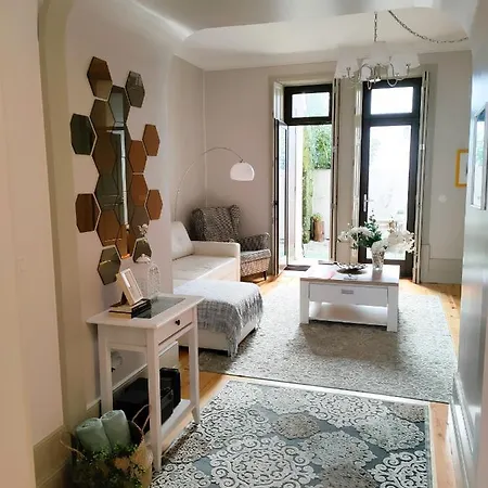 Historic - With Private Patio Apartment *